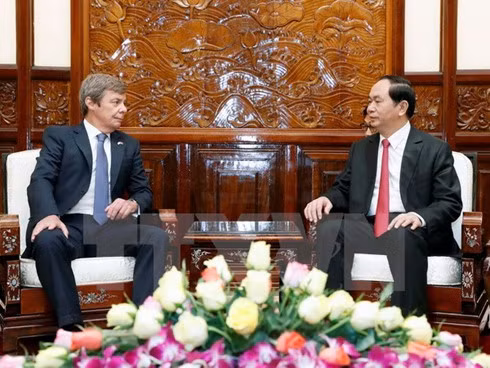 President Tran Dai Quang (R) receives Argentinean Ambassador Juan Carlos Valle Raleigh