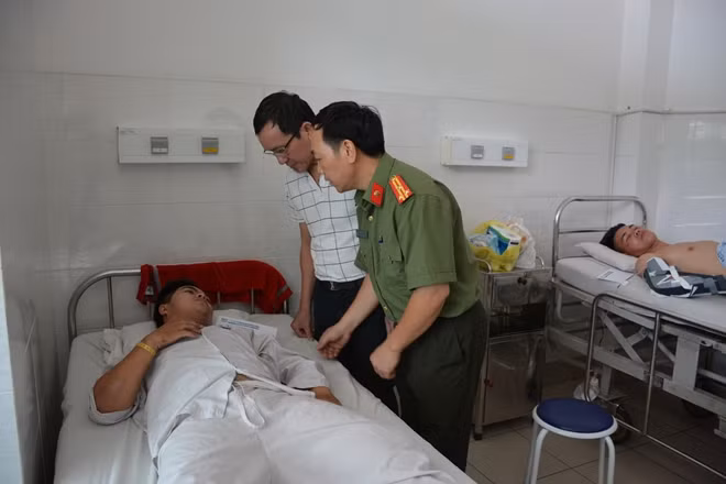 Representatives from the HCMC Police and authority visit and encourage the injured "street knight"