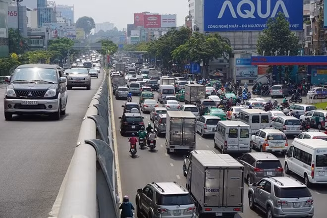 Serious traffic congestion in front of the entrance to Tan Son Nhat airport. Photo: Labour newspaper