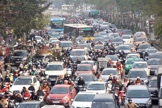 Vehicles creep along at a snail’s pace as traffic jams at Kim Lien tunnel in Xa Dan Street, Hanoi from the early morning. Photo: Vietnamnet