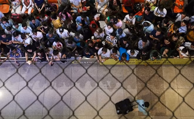 As Tet nears, people are crowding into the international terminal at Tan Son Nhat airport from morning till midnight. Photo: Vnexpress