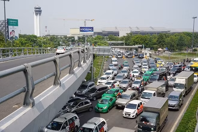 In HCM City, thousands of vehicles are packed into the streets leading to Tan Son Nhat airport. Many passengers abandon their cars to walk to the airport so that they get their flights on time. Photo: Labour Newspaper
