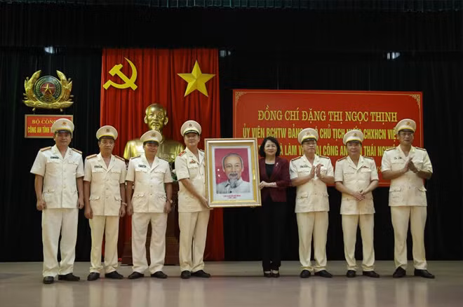 Vice President Thinh presents gift to the provincial police force.