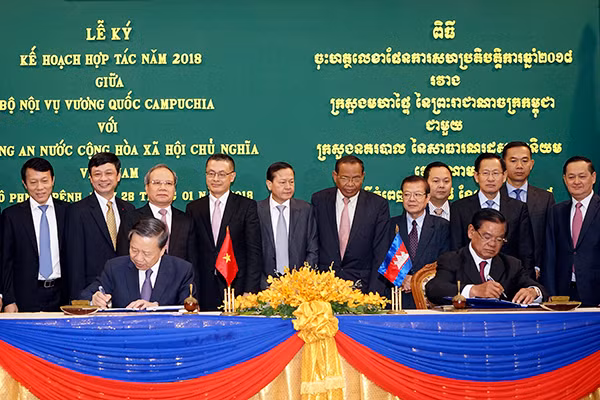 Minister Lam and Cambodian Minister of Interior signed Cooperation Plan between the MPS of Vietnam and the Ministry of Interior of Cambodia.