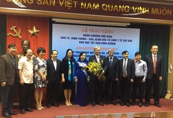 A ceremony was held in Hanoi on November 21 to present the Friendship Order to Dr. Shin Young-soo, World Health Organisation (WHO) Regional Director for the Western Pacific, for his contributions to Vietnam’s healthcare sector (Source: giaoducthoidai.vn)