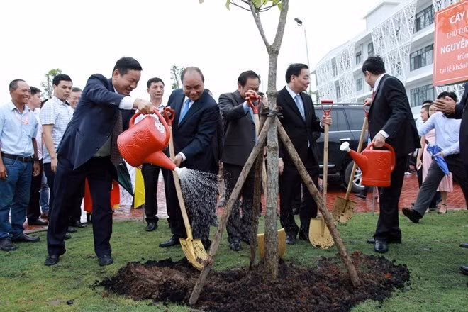 Prime Minister Nguyen Xuan Phuc and other officials plant a tree at the complex (Source: VNA)