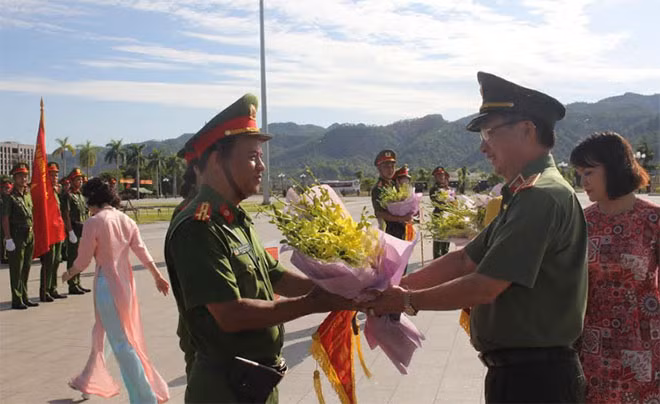Deputy Minister Nguyen Van Thanh presents souvenir flags and flowers to the participating teams. Deputy Minister Nguyen Van Thanh presents souvenir flags and flowers to the participating teams.