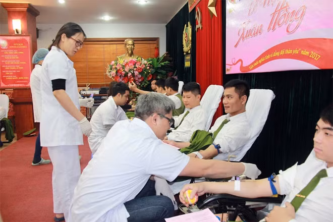 Many youngsters of the Police force joined the blood donating campaign