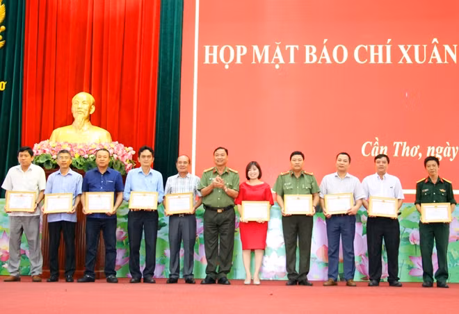 Various reporters and journalists honored at the event
