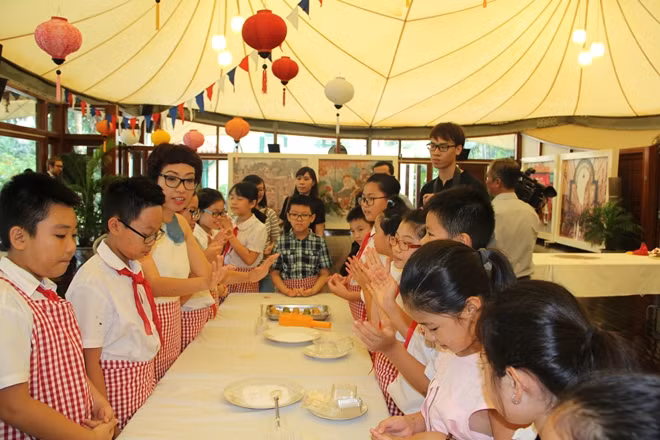 The program started off with a competition to make traditional paper masks. The program started off with a competition to make traditional paper masks.