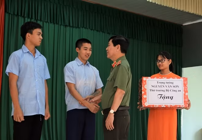 Deputy Minister Nguyen Van Son encourages students of the Correctional School No. 3.