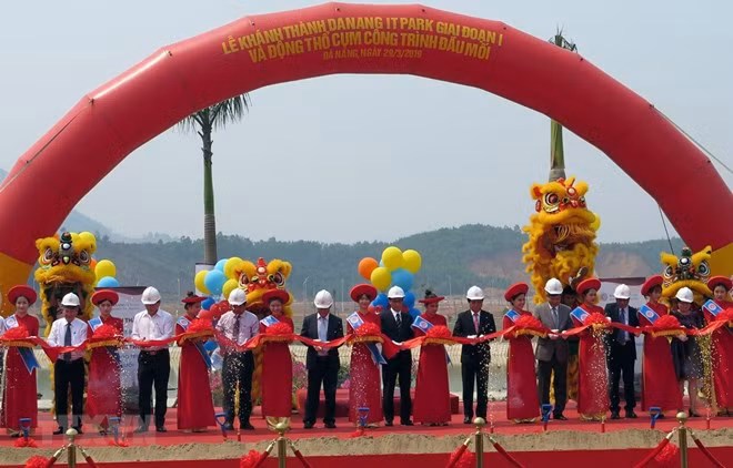 Delegates cut ribbon to inaugurate first phase of Da Nang Information Technology Park (Source: VNA)