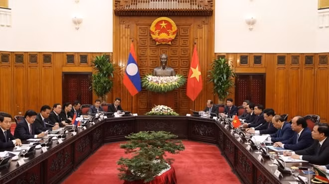 After the official welcoming ceremony, the two PMs hold talks.
