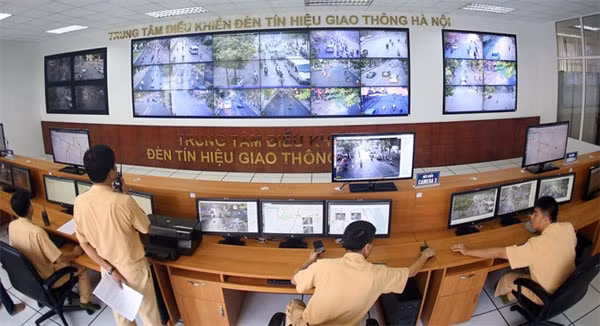 Police officers in the traffic signal control centre of Hanoi. In the ’smart city’ future, a system of sensors and actuators would automatically handle the management of traffic signals based on current demands, without the need for human intervention. — VNA/VNS Photo Huy Hung Police officers in the traffic signal control centre of Hanoi. In the ’smart city’ future, a system of sensors and actuators would automatically handle the management of traffic signals based on current demands, without the need for human intervention. — VNA/VNS Photo Huy Hung
