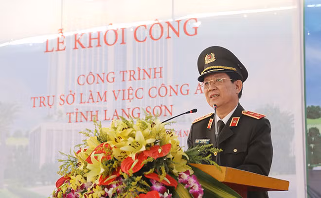 Deputy Minister Nguyen Van Son speaks at the event.