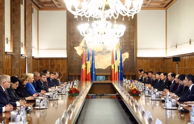 Prime Minister Nguyen Xuan Phuc on April 15 holds talks in Bucharest with his host PM of Romania Viorica Dancila. (Photo: VNA) Prime Minister Nguyen Xuan Phuc on April 15 holds talks in Bucharest with his host PM of Romania Viorica Dancila. (Photo: VNA)