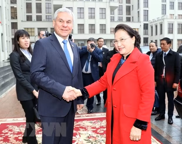 Chairwoman of the National Assembly (NA) Nguyen Thi Kim Ngan and Chairman of the House of Representatives of the National Assembly of Belarus Vladimir Andreichenko (Photo: VNA)