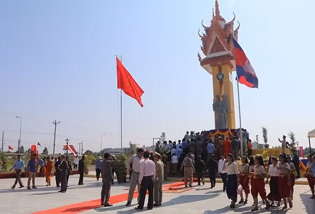 Vietnam-Cambodia Friendship Monument in Serey Sophorn city of Banteay Meanchey of Cambodia (Photo: nhandan.com.vn)