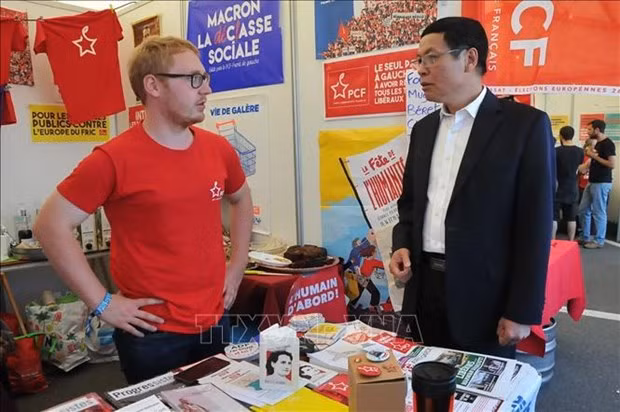 Vietnamese Ambassador to Belgium Vu Anh Quang (R) at the festival