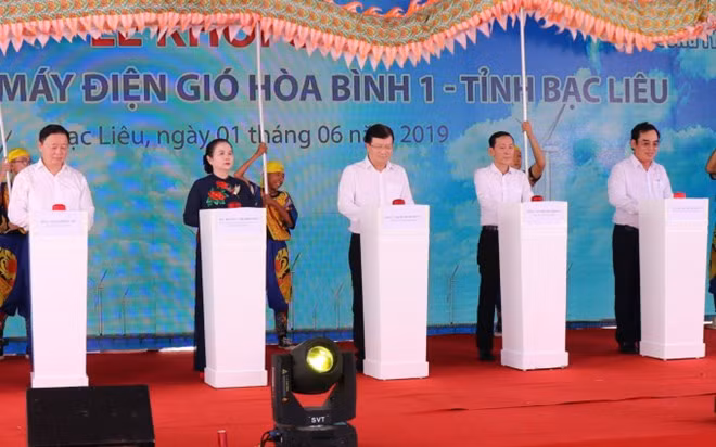 At the groundbreaking ceremony of Hoa Binh 1 wind power plant.