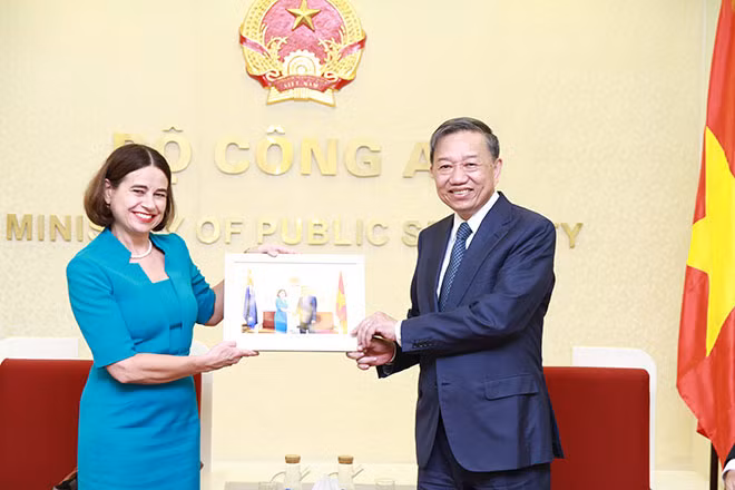 Minister To Lam and Ambassador Robyn Mudie.
