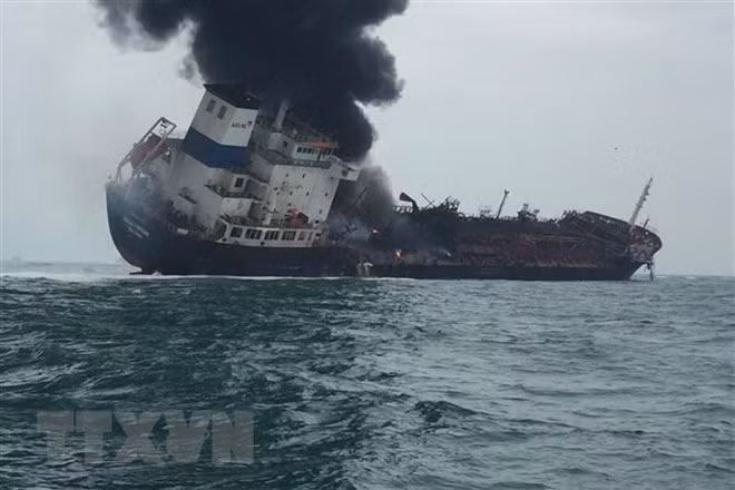 Vietnamese oil tanker Aulac Fortune catches fire (Source: VNA)