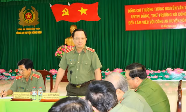 Deputy Minister Nguyen Van Thanh at the working session with police of Hong Ngu district