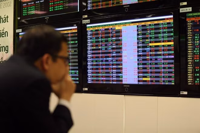 A trader sits in front of an electronic board at a Vietcombank Securities Co’s trading floor. (Photo: VNA)