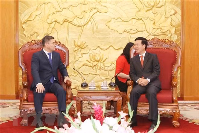 Vo Van Thuong, Politburo member and Secretary of the Communist Party of Vietnam Central Committee(R), receives K.B. Zhumasev, Secretary of the Nur Otan Party Central Committee (Photo: VNA)