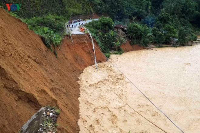 The strong floods also cause seven homes belonging to local residents to be swept away.