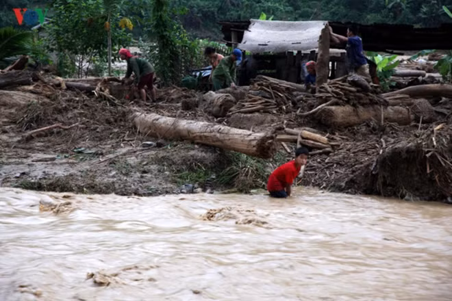 Following the seriousness of the flooding, local rescue forces are trying to support the recovery efforts of local residents