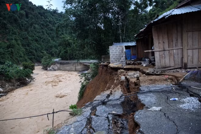 Several communal roads were submerged by flooding, causing eight hamlets in Pa Ve commune of Muong Te district to be inaccessible
