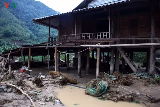 The flooding forced the residents of 27 local houses, mostly located in the hamlets of Na Hu in Bum Nua commune, to be evacuated to safer places
