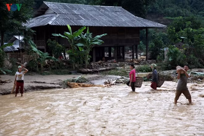 The suddenness of the flooding led to difficulties in salvaging the belongings of residents