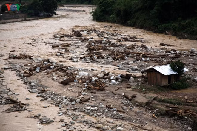 Two flash floods swept through Hua Bum commune in Nam Nhun district and Bum Nua commune in Muong Te district on June 24.