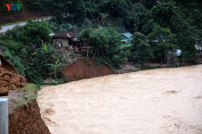 Muong Te district was hit particularly hard by the extreme weather and was temporarily isolated as floods and heavy rain caused serious landslides to block National Highway 4H.