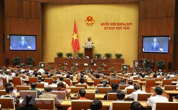 Minister of Industry and Trade Tran Tuan Anh clears up questions raised by National Assembly deputies (Source: VNA)