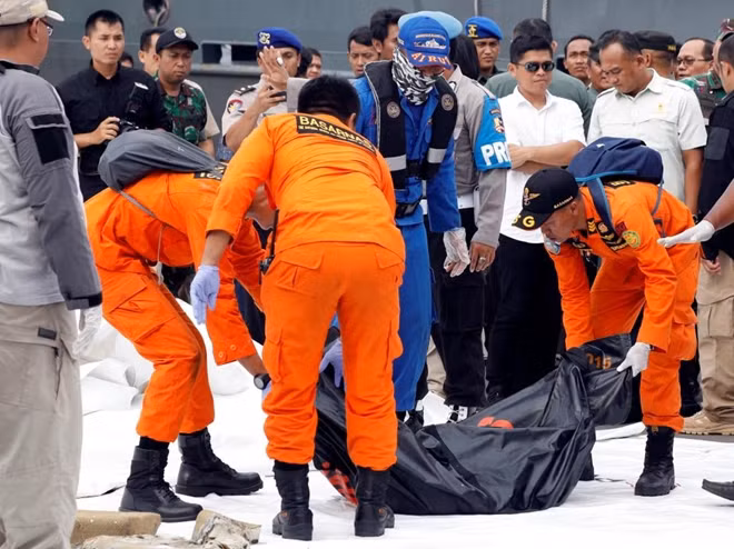 Rescue workers of crashed Lion Air flight JT610 carry a body bag off a boat at Tanjung Priok port in Jakarta, Indonesia, October 30, 2018. REUTERS