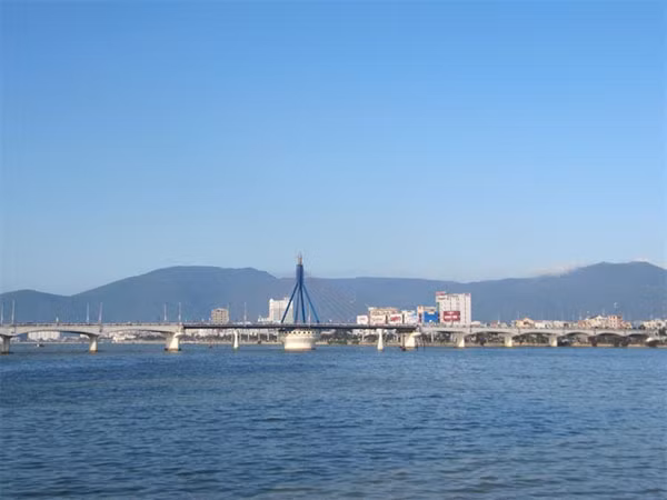 The swing bridge spanning the Han River in Da Nang. The Korean city of Daegu will help Da Nang build a centre for environmental sustainability and urban management. — Photo: VNS