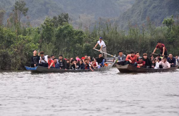 No agency manages the number of visitors on each boat No agency manages the number of visitors on each boat