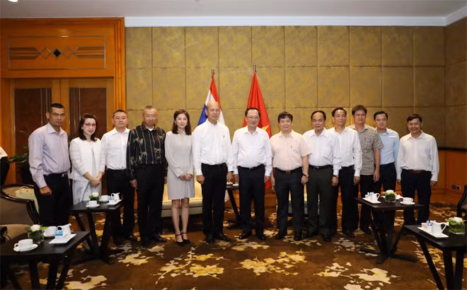 Deputy Minister Nguyen Van Thanh and Mr.Torsak Saardpark. Deputy Minister Nguyen Van Thanh and Mr.Torsak Saardpark.