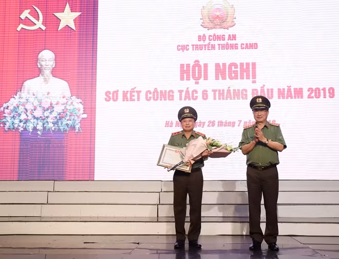 Lieutenant General Mai Van Ha receives the title “Emulation Soldier of the Public Security Forces”.
