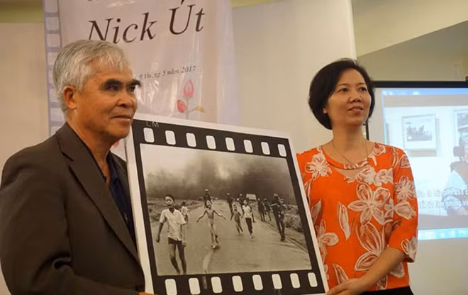 Photographer Nick Ut (L)