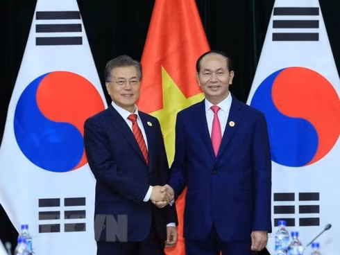 RoK President Moon Jae-in (L) and President Tran Dai Quang