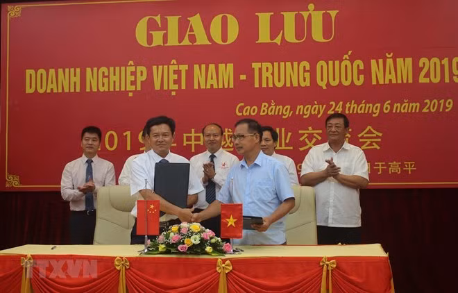 Representatives from the two sides' enterprises sign a cooperation agreement (Source: VNA) Representatives from the two sides' enterprises sign a cooperation agreement (Source: VNA)