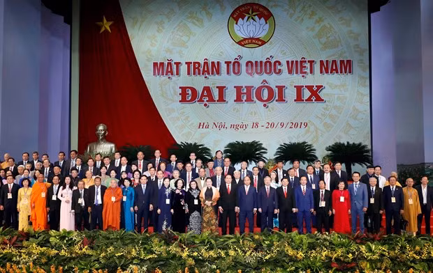 Delegates pose for a group photo at the opening ceremony of the Vietnam Fatherland Front’s 9th National Congress (Photo: VNA)