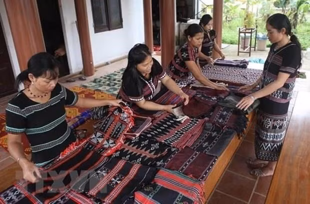 Ethnic minority women introduce traditional brocade products (Photo: VNA) Ethnic minority women introduce traditional brocade products (Photo: VNA)