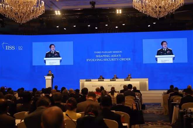 Defence Minister Ngo Xuan Lich delivers the first remarks at the third plenary session themed “Shaping Asia’s Evolving Security Order” on the second day of the 17th Shangri-La Dialogue in Singapore. (Photo: VNA) Defence Minister Ngo Xuan Lich delivers the first remarks at the third plenary session themed “Shaping Asia’s Evolving Security Order” on the second day of the 17th Shangri-La Dialogue in Singapore. (Photo: VNA)