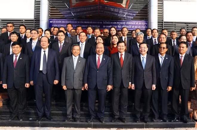 Prime Minister Nguyen Xuan Phuc (4th, L) and Prime Minister Thoonglun Sisulit (4th, R) and other delegates at the ceremony Prime Minister Nguyen Xuan Phuc (4th, L) and Prime Minister Thoonglun Sisulit (4th, R) and other delegates at the ceremony