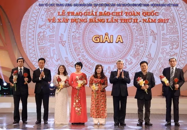 The awards ceremony of the second Bua Liem Vang (Golden Hammer & Sickle) Press Awards. (Source: VNA) The awards ceremony of the second Bua Liem Vang (Golden Hammer & Sickle) Press Awards. (Source: VNA)